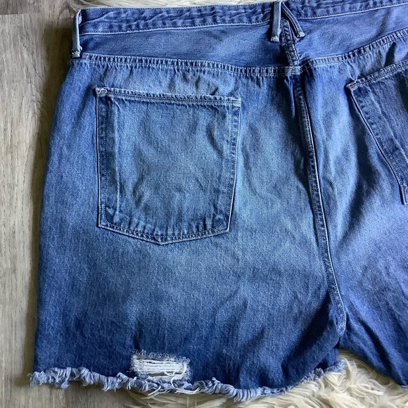 Good American Plus Size The Bombshell Short high rise ripped jean shorts 24 - Picture 6 of 9